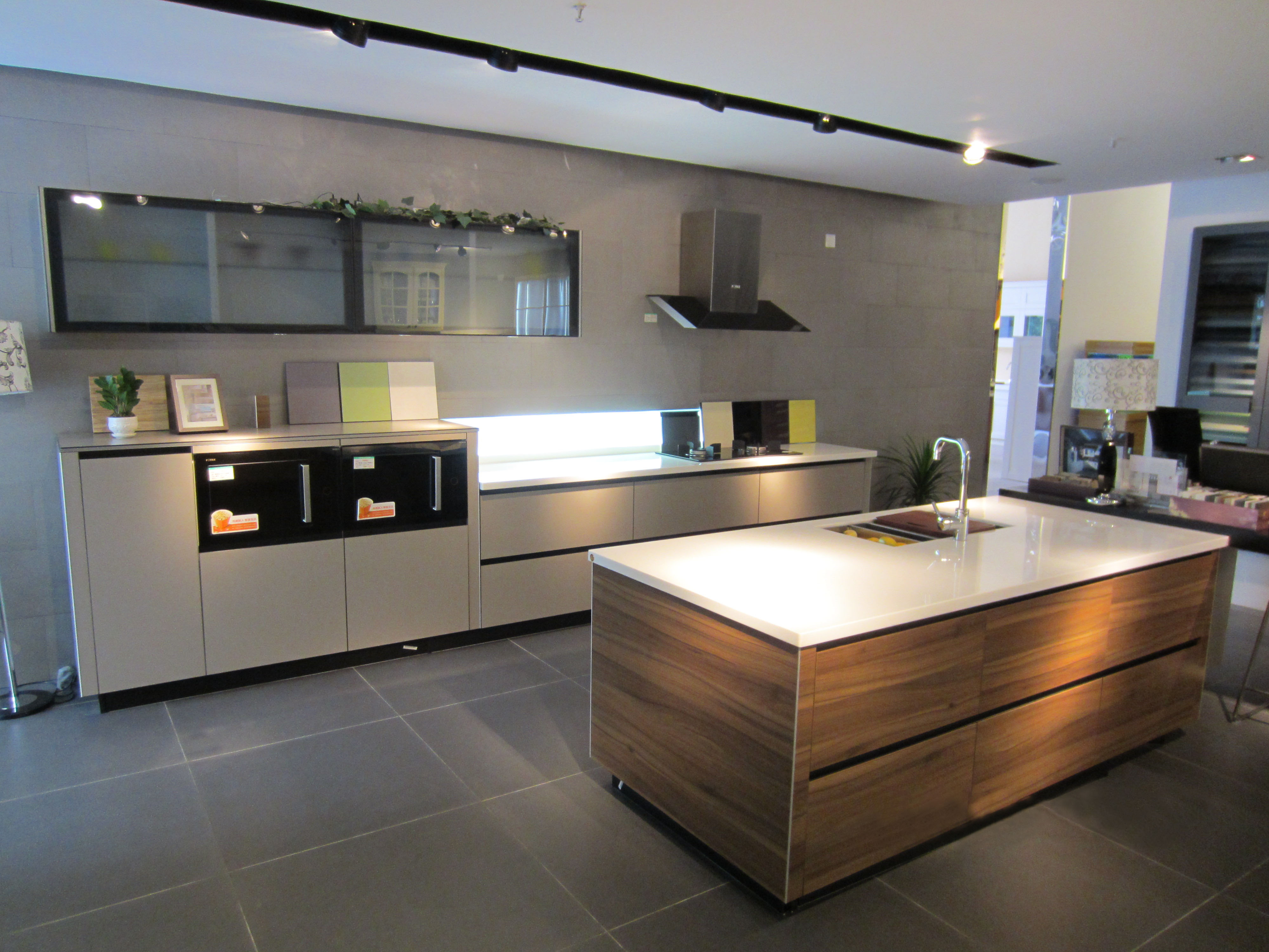 How to distinguish the difference between granite and quartz?