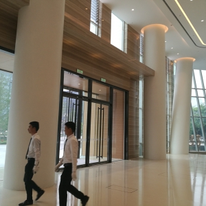 成都?xì)W洲中心大堂圓柱人造石
